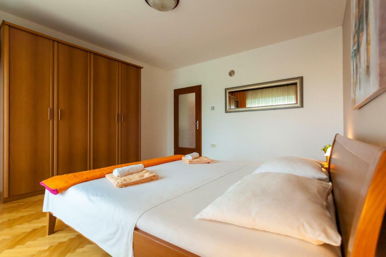 Apartment Meri Krk Town Buitenkant foto